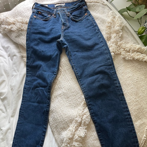 Levi’s Wedgie Fit - Picture 2 of 2